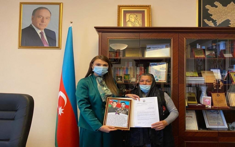 Qənirə Paşayeva Vətən Müharibəsində 2 oğlu şəhid olmuş ana ilə görüşüb 