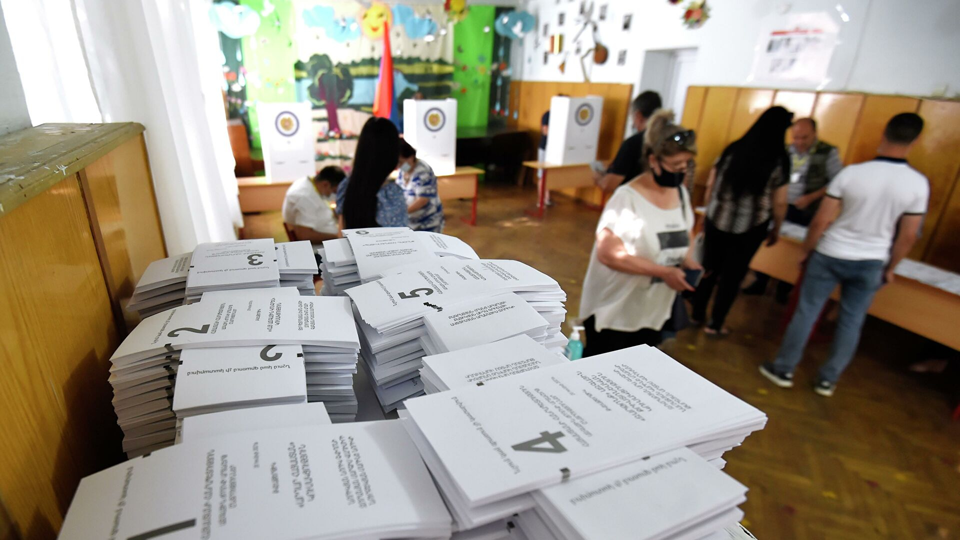 Пересчет голосов в Армении укрепил позиции лидеров гонки
