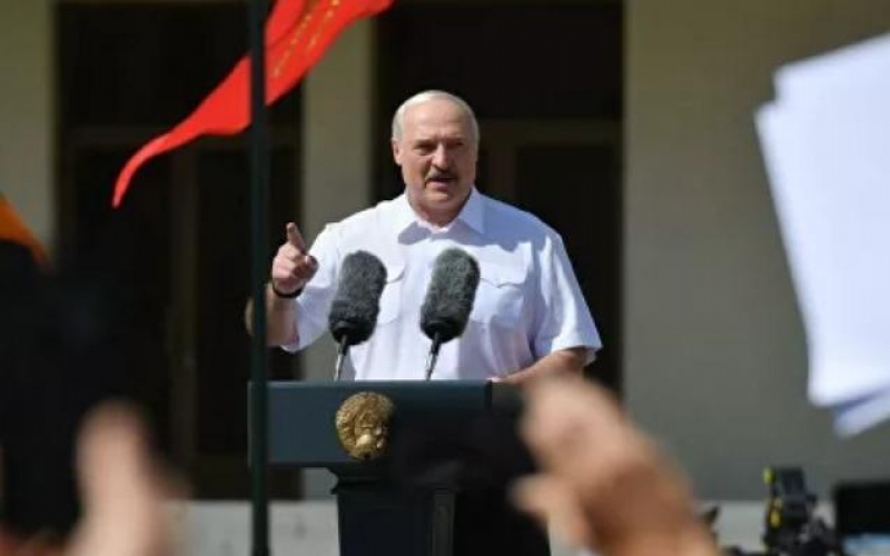Etirazla qarşılanan Lukaşenko: "Səlahiyyətlərimi təhvil verməyə hazıram” -  VİDEO