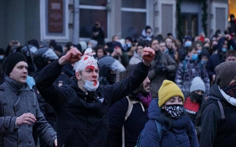 Rusiyada SON DURUM:  Polis bibər qazı və rezin güllələrə əl atdı