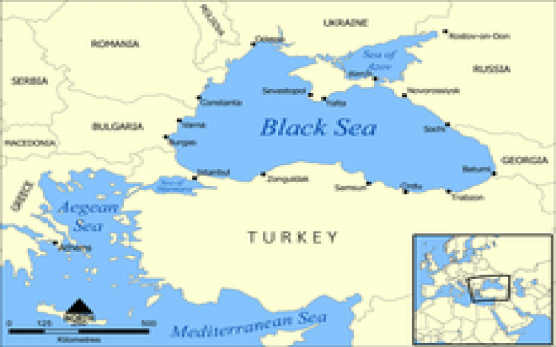 Qara dəniz üzərində qara buludlar  