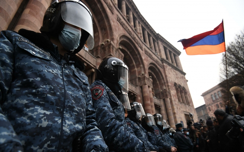 Ermənistanda etirazçılarla polis arasında qarşıdurma olub,  saxlanılanlar var