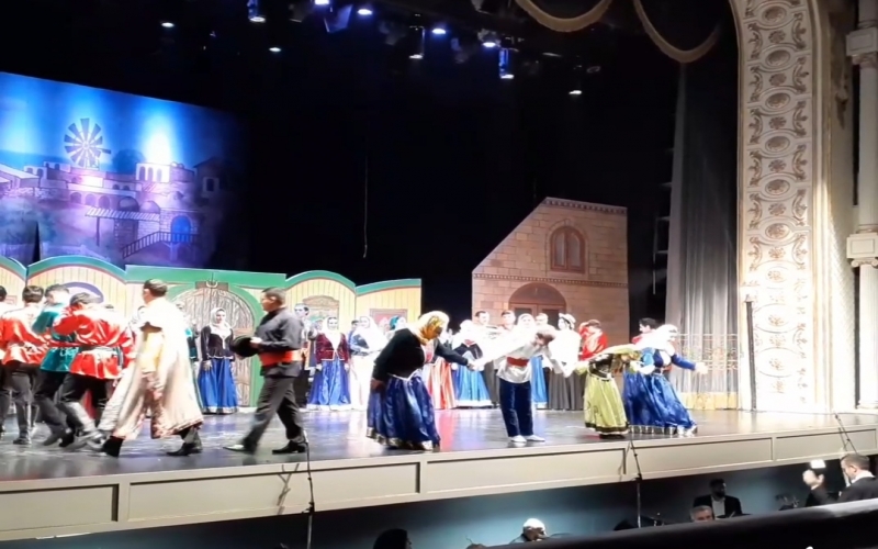 Sənət fədailəri teatrları yıxılmağa qoymadılar 