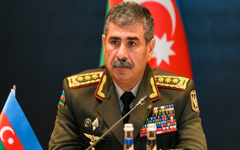Nazir hərbçiləri təbrik etdi 