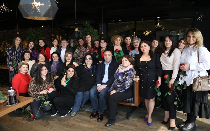 AY Partiya Başqanı aktiv ictimai-siyasi fəaliyyətlə məşğul olan xanımlarla görüşdü 