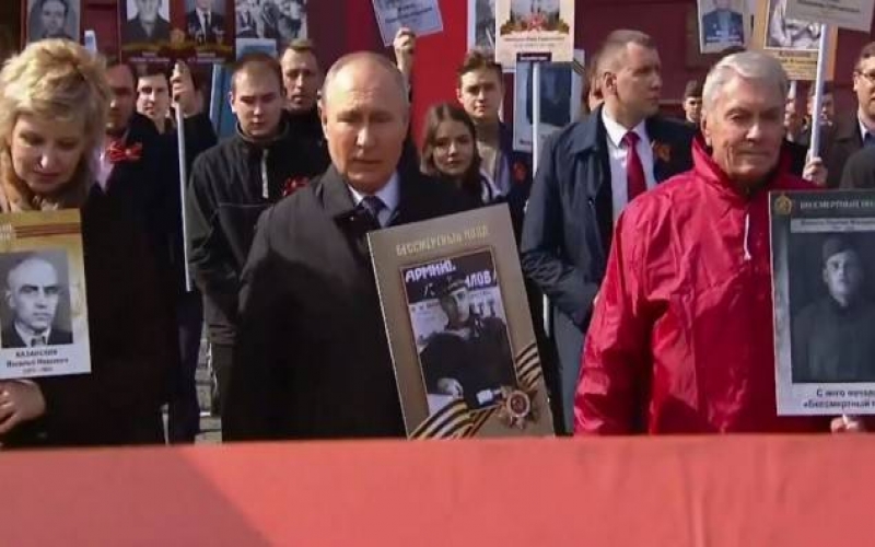 Putin yürüşə atasının fotosu ilə qatıldı -    VİDEO