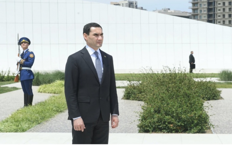 Türkmənistan Prezidenti Zəfər parkında 