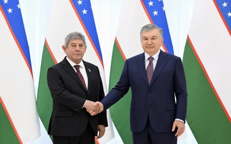 Özbəkistan Prezidenti səfirimizə orden təqdim etdi 