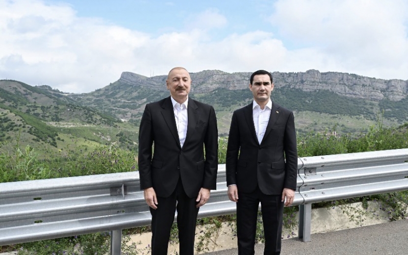 Liderlər Daşaltı kəndinin fonunda şəkil çəkdirdilər 