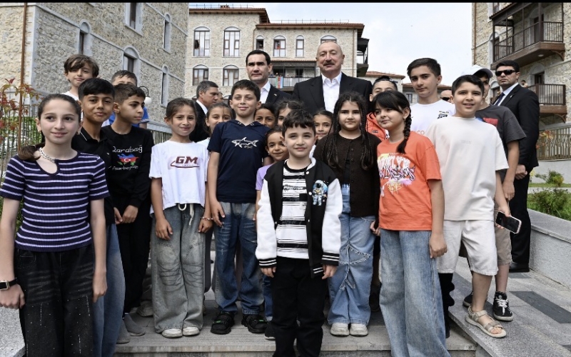 Hər bir azərbaycanlının Prezidenti : İlham Əliyev Şuşada uşaqlarla - FOTOLAR