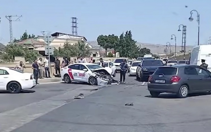 Lökbatanda taksi avtobusla toqquşdu 