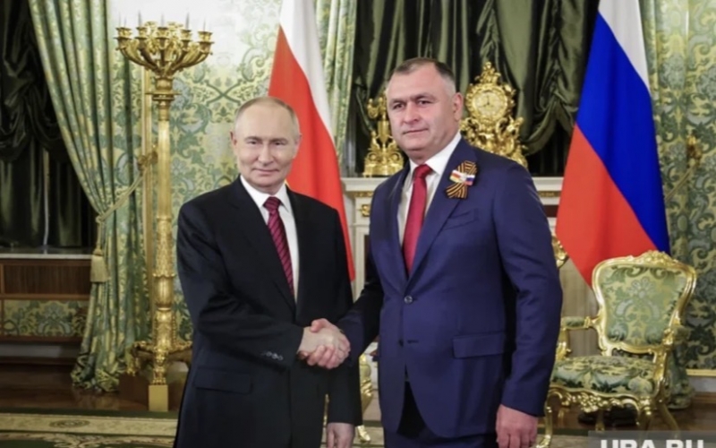 Prezidentlikdən istefa verdi,  Putinin müşaviri oldu