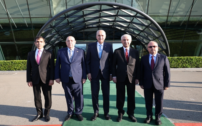 Numan Kurtulmuş Azərbaycana gəlib 