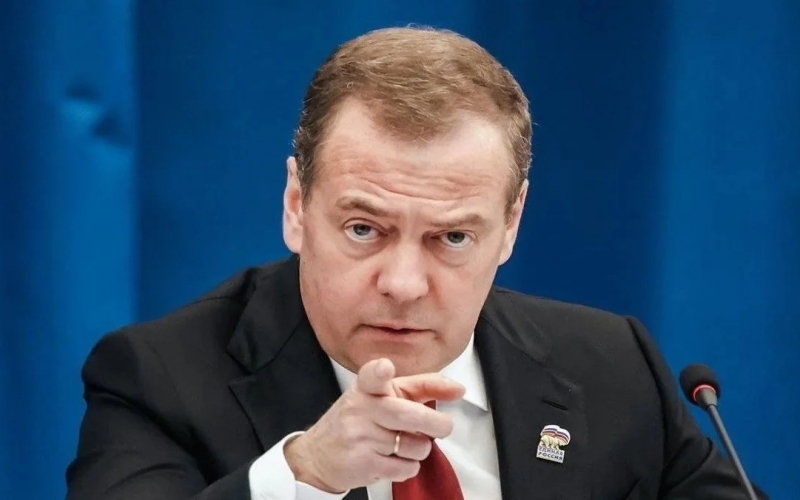 Dmitri Medvedev Ermənistanı hədələdi 